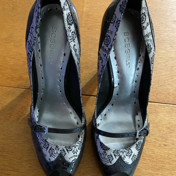 BCBG heels - Picture 1 of 7
